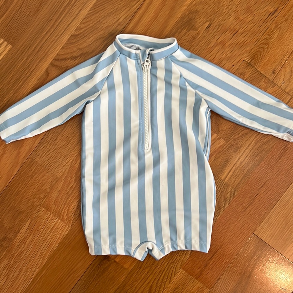 Rash guard size 0-6 months